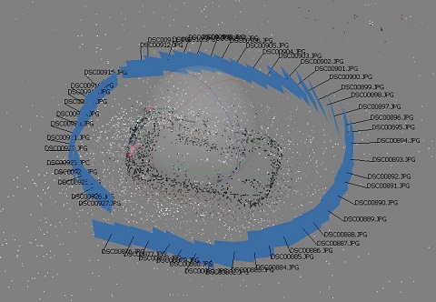 SfM: in blu sono raffigurate le posizioni di scatto intorno al veicolo danneggiato (che si trova al centro del 'cerchio')