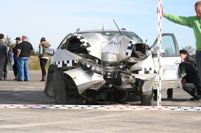 Fiat Marea: collisione frontale contro palo - velocità 80 km/h